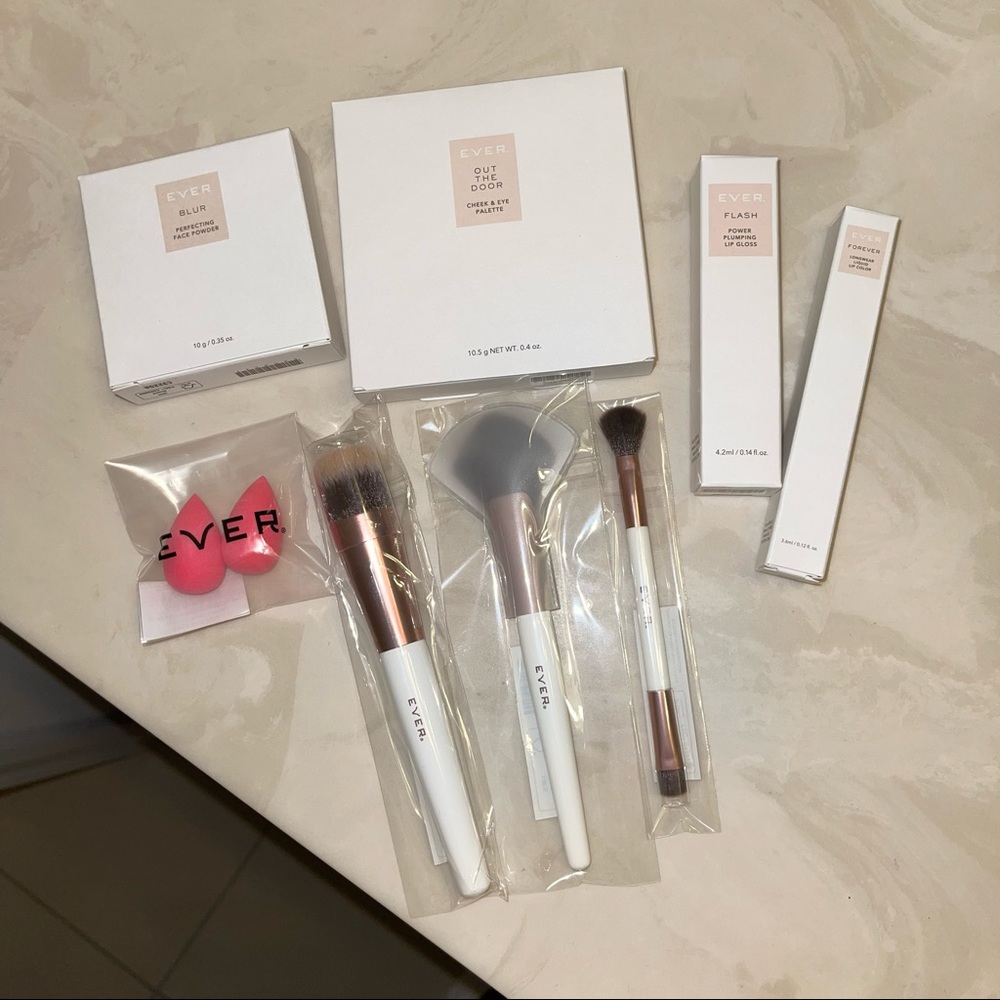BNIB Ever Stella & Dot Beauty Makeup bundle 8 items